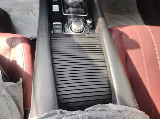 Car image 24