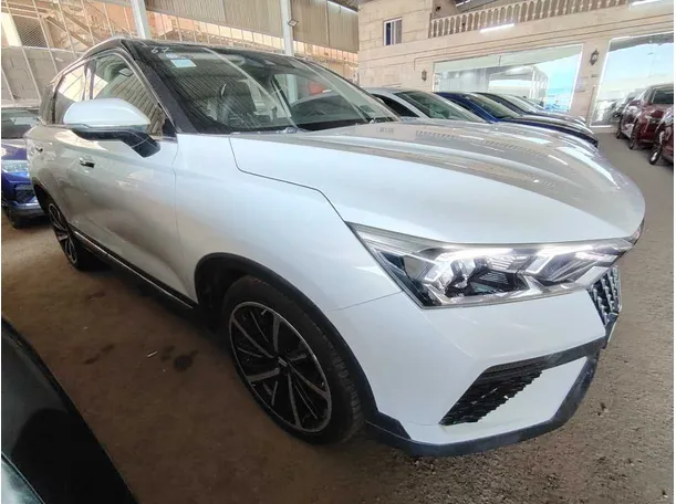 Car image 4