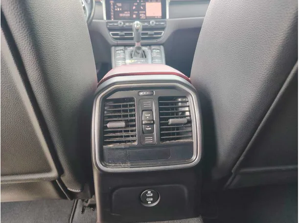 Car image 28