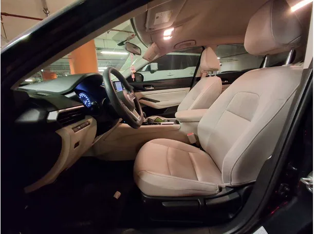 Car image 12