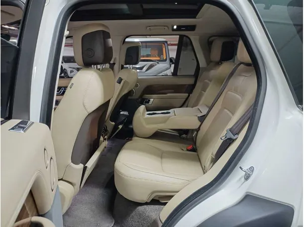 Car image 14