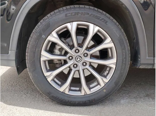 Car image 10