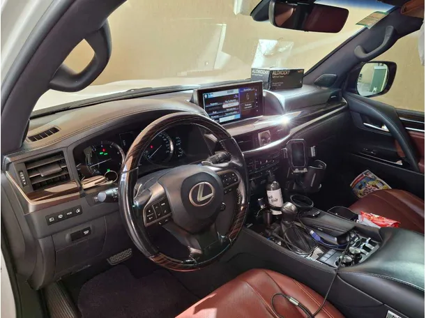Car image 11