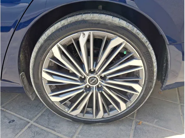 Car image 9