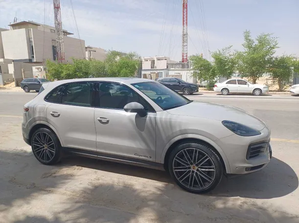 Car image 4