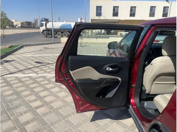 Car image 14