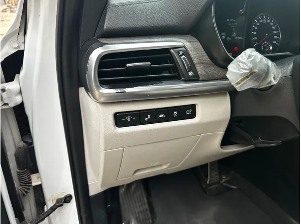 Car image 25