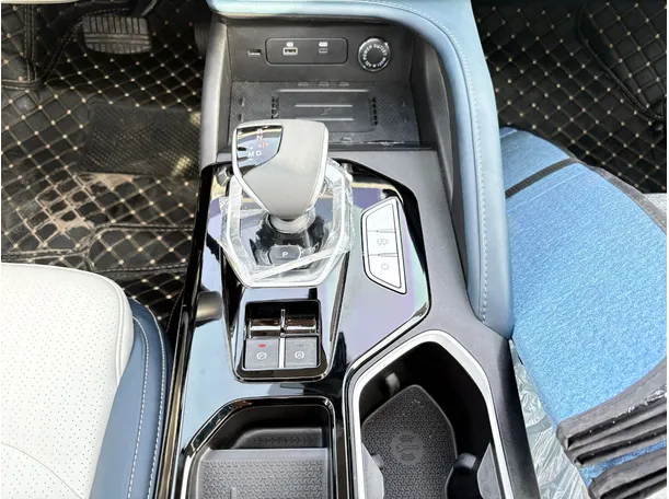 Car image 20