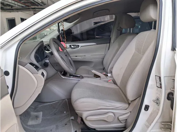 Car image 12