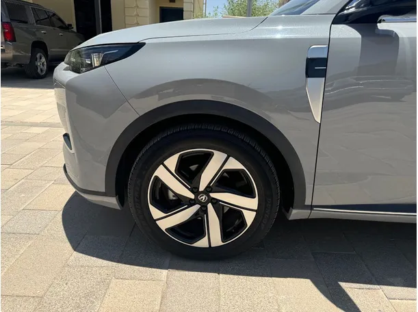 Car image 9
