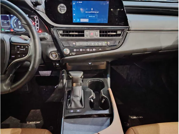 Car image 26
