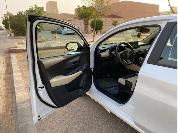 Car image 10