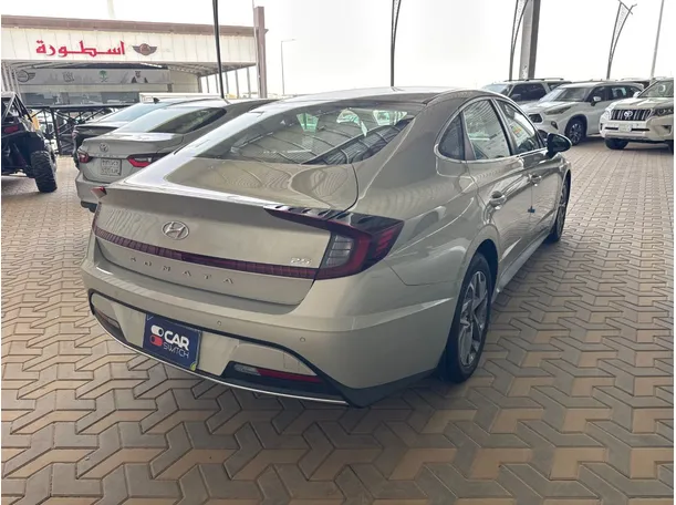 Car image 4