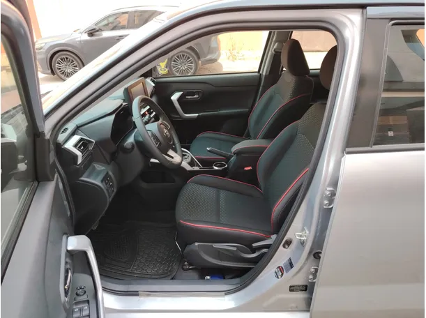 Car image 13