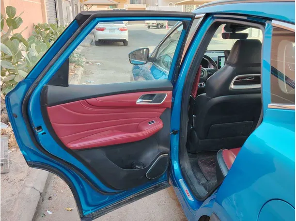 Car image 14