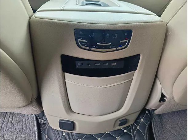 Car image 30