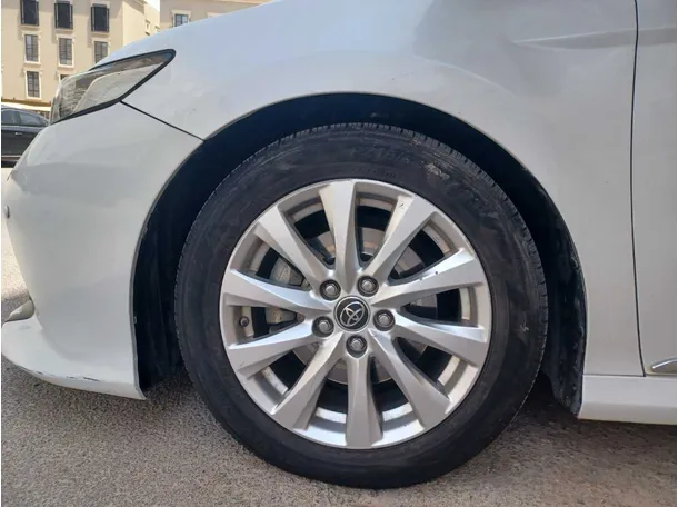 Car image 9