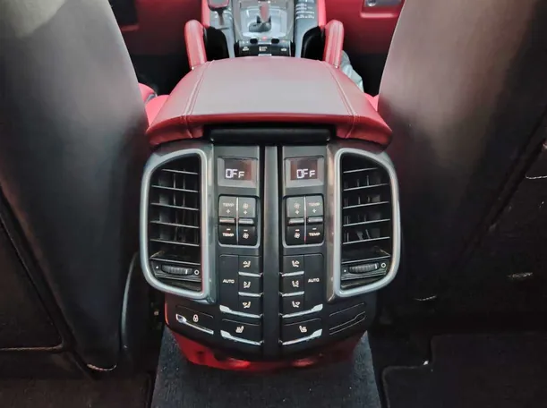 Car image 30
