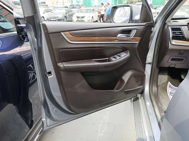 Car image 10