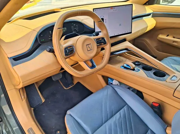 Car image 12