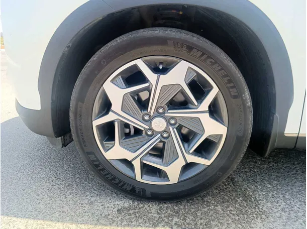 Car image 10