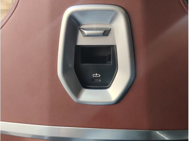 Car image 30