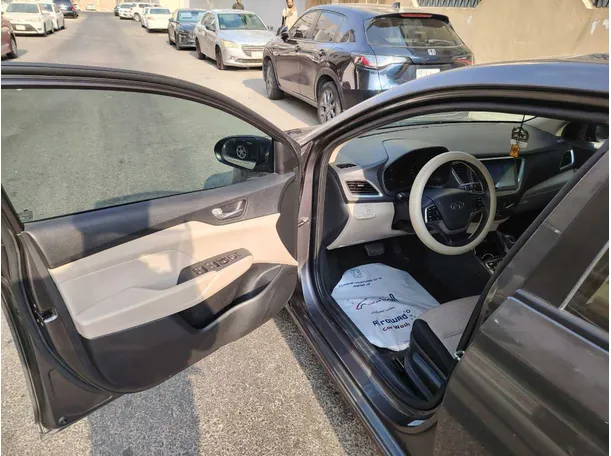 Car image 12