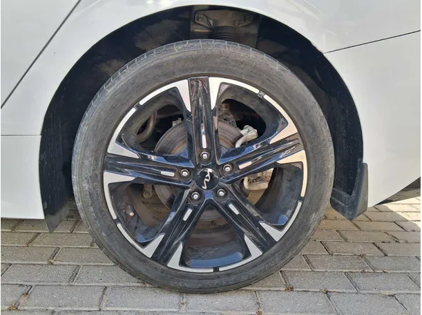Car image 9