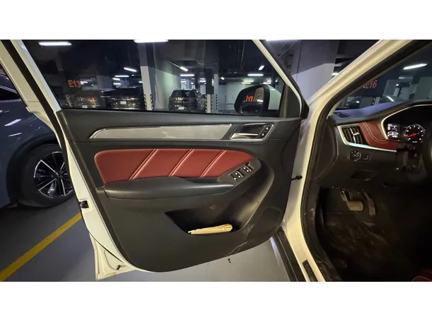Car image 10