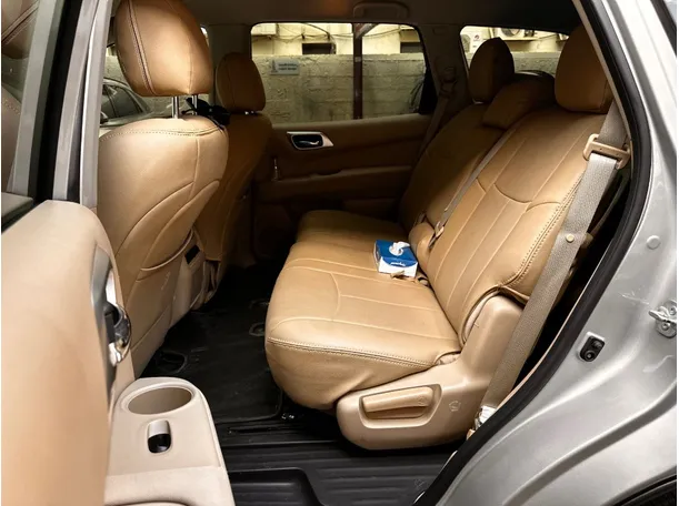 Car image 14