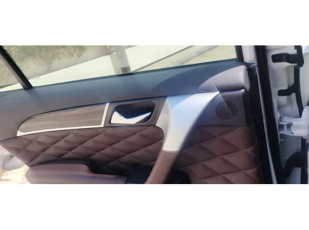 Car image 30