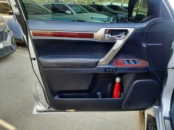 Car image 10