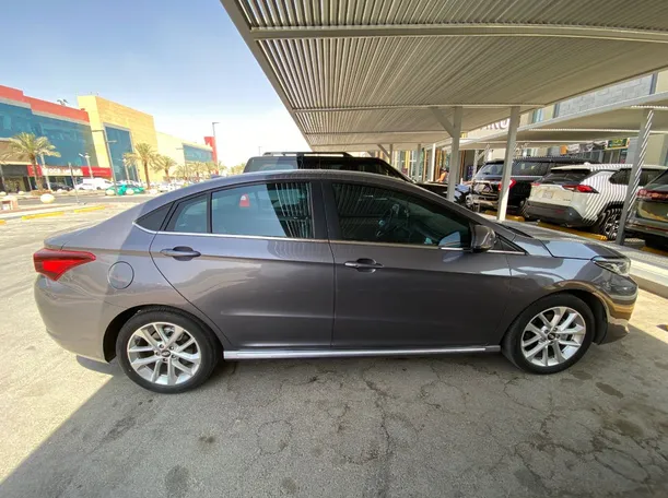 Car image 4