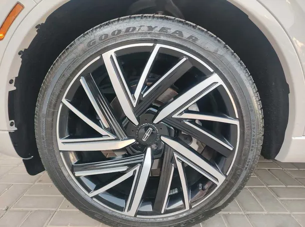 Car image 10