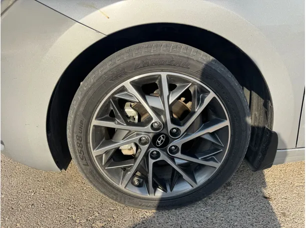 Car image 9
