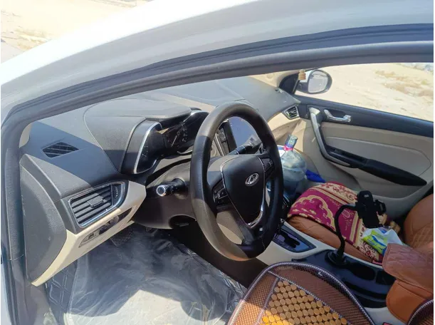 Car image 14