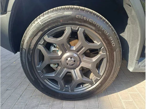 Car image 9