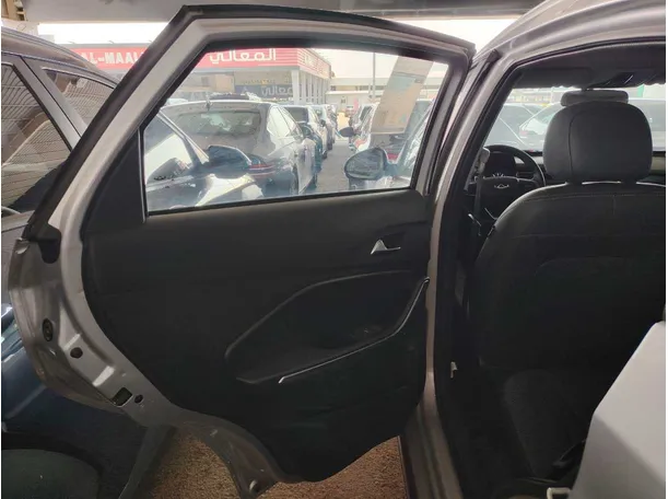 Car image 16