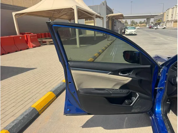 Car image 10