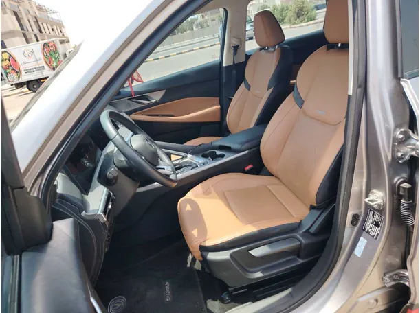 Car image 12