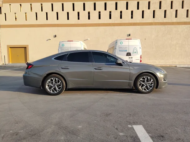 Car image 4