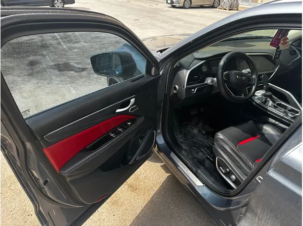 Car image 10