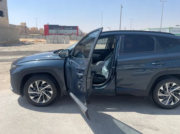 Car image 12