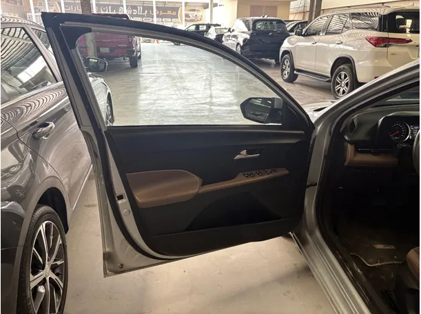 Car image 9