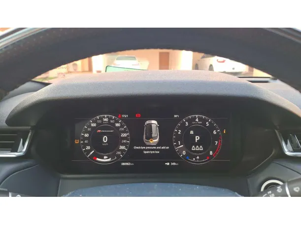 Car image 19