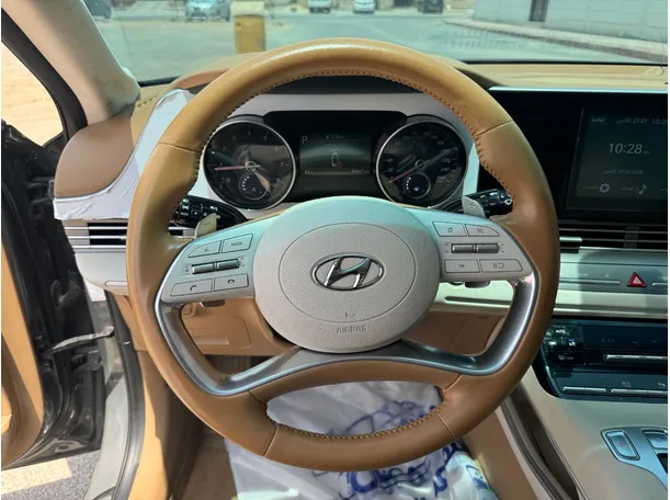 Car image 18