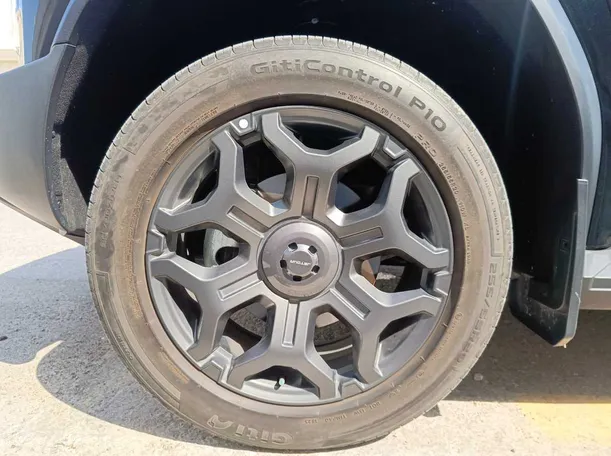 Car image 11