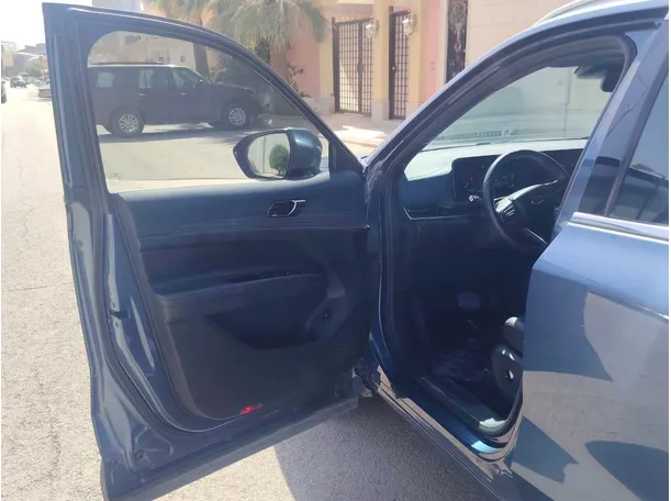 Car image 11