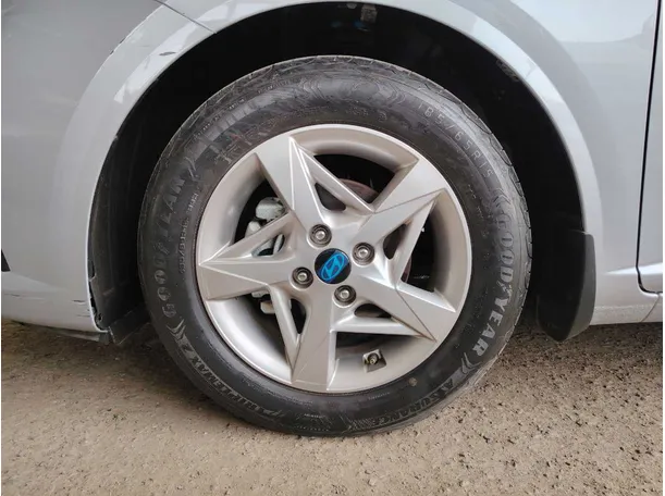 Car image 10