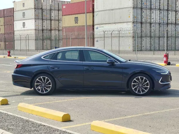 Car image 4